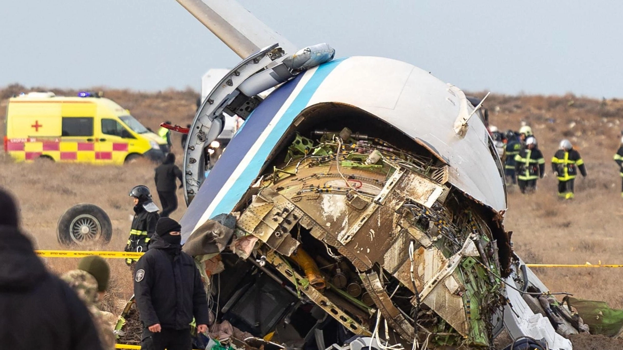 L’aereo dell’Azerbaijan Airlines partito da Baku e diretto a Grozny il giorno di Natale è precipitato "a causa di interferenze...