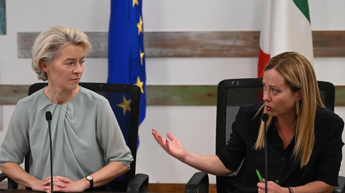 La presidente della Commissione Ue, Ursula von der Leyen, 65 anni, con la premier Giorgia Meloni, 47 anni