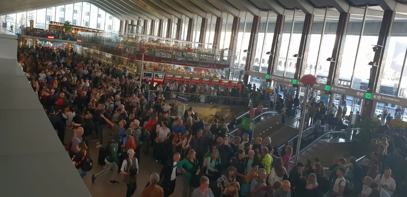 Guasto Trenitalia a Roma, cancellazioni e ritardi in tutta Italia. La lista dei treni coinvolti