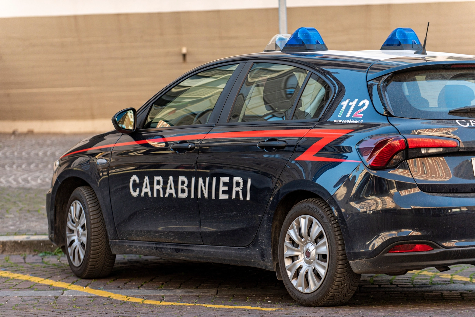 Un uomo è stato arrestato dai carabinieri per aver sequestrato una mamma con il suo bambino di 5 anni: la fuga in auto tra Veneto e Trentino