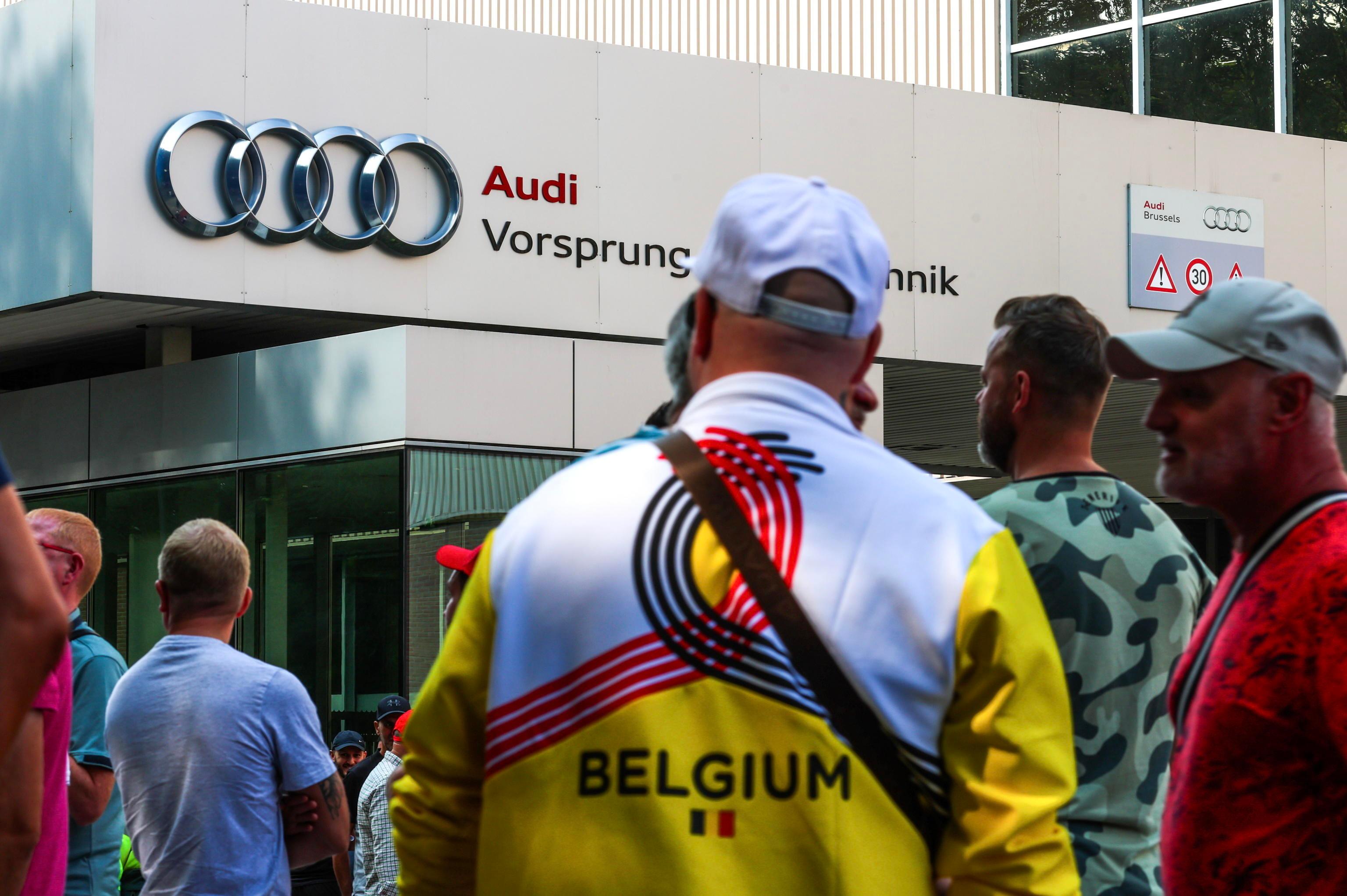 Audi chiude fabbrica di auto elettriche a Bruxelles. E in Germania il governo litiga sulla crisi economica