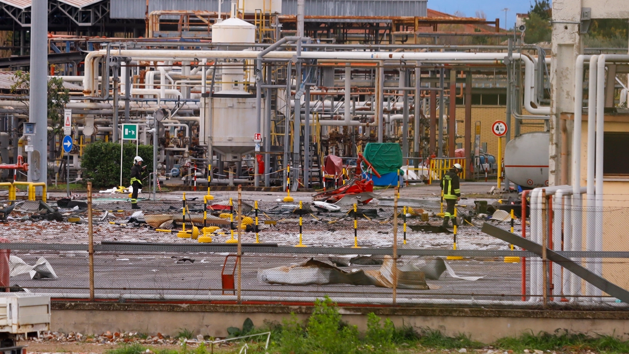 Il deposito di Calenzano dopo l'esplosione (Foto Germogli)