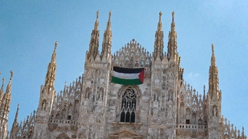 Bandiera della Palestina appesa sul Duomo di Milano: la piazza applaude, la comunità ebraica condanna