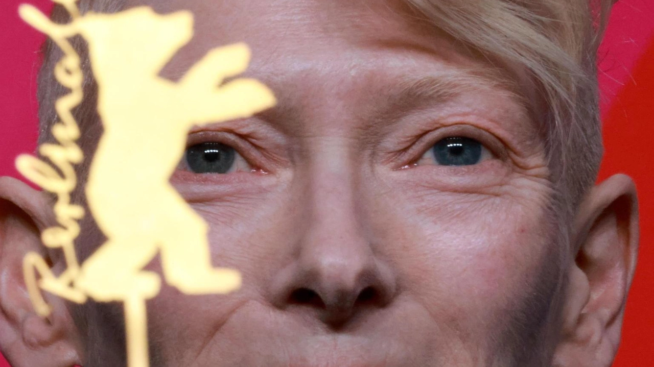 L'attrice scozzese Tilda Swinton, premiata con l'Orso d'oro onorario, sottolinea l'importanza della comunità e del dialogo.