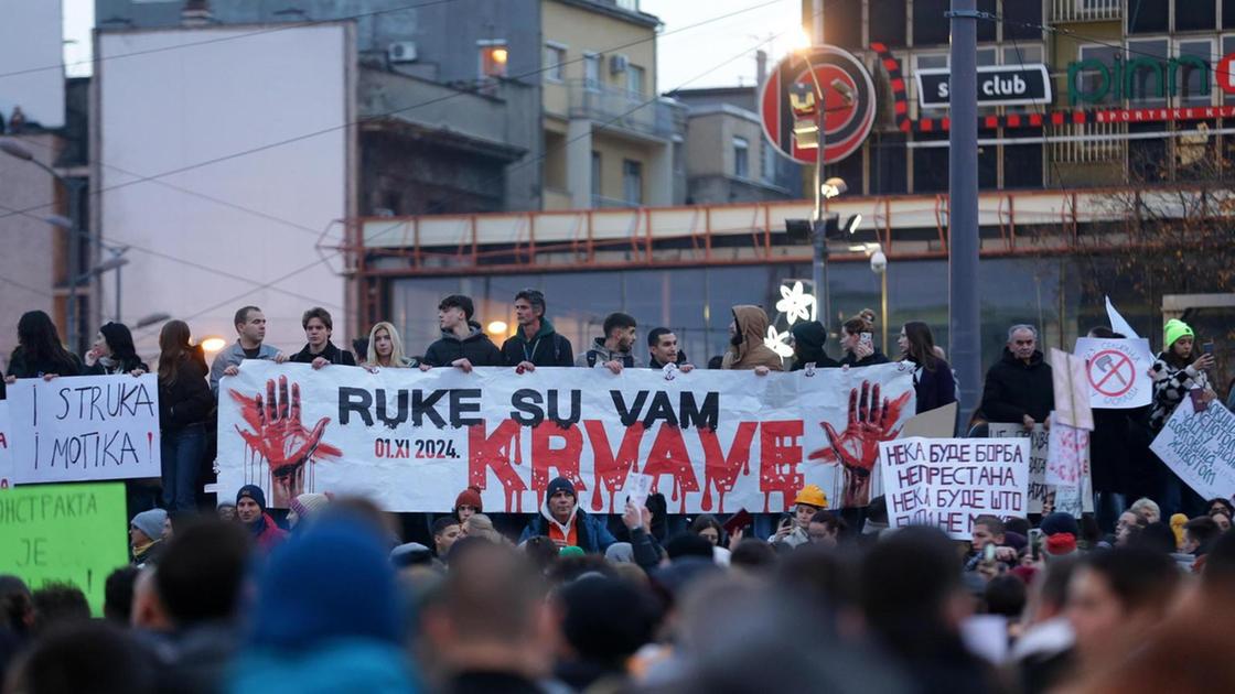 Proteste a Belgrado: studenti e agricoltori chiedono giustizia per il crollo di Novi Sad