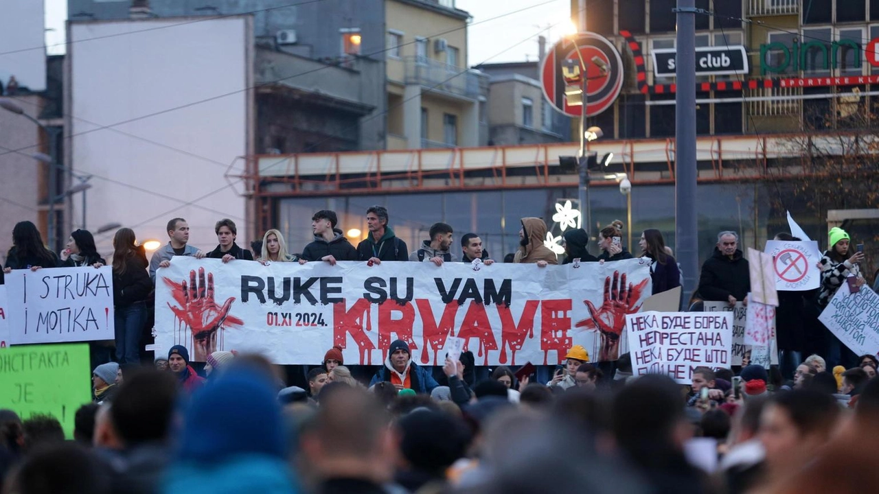 Migliaia in piazza a Belgrado contro il governo serbo per il crollo della stazione di Novi Sad. Proteste guidate da studenti e agricoltori.