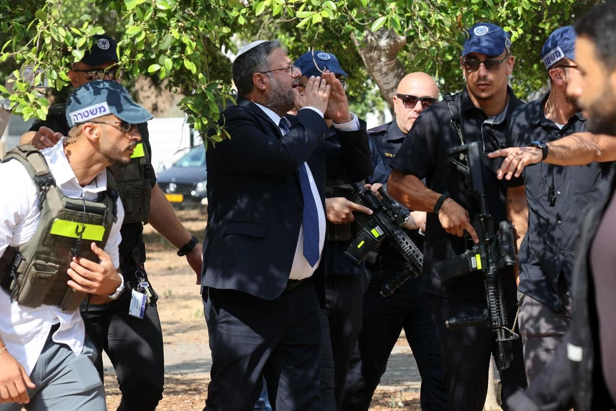 Il ministro della Sicurezza nazionale israeliano Itamar Ben Gvir (al centro) a Holon, sulla scena dell’attacco terroristico