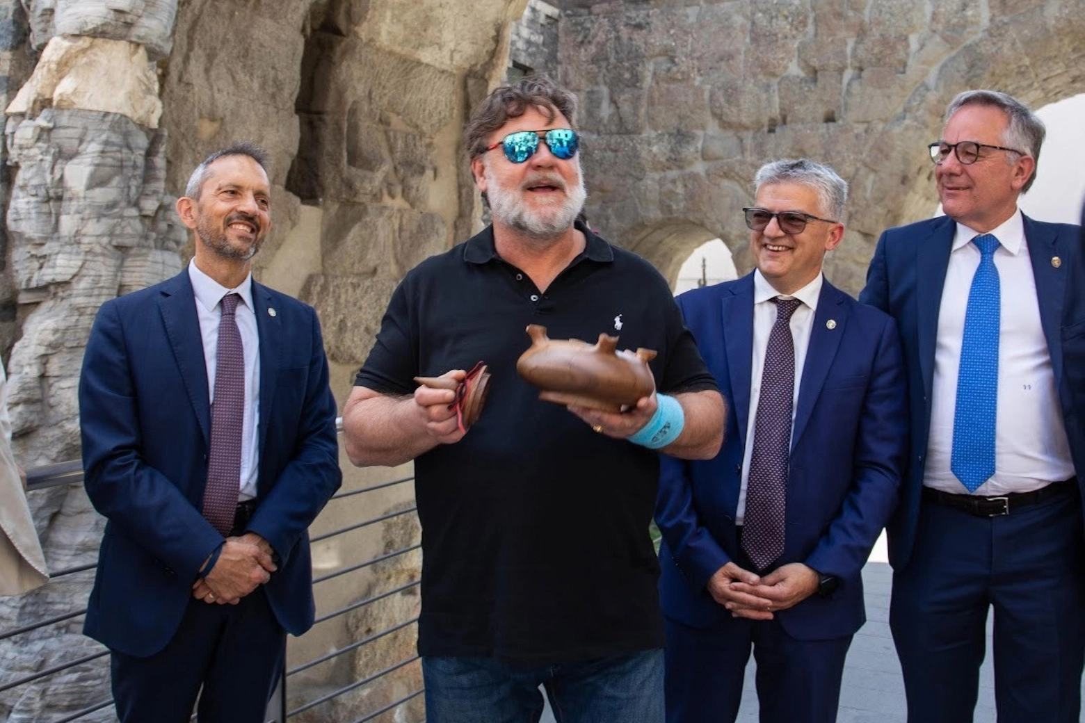 Russell Crowe in visita ad Aosta, con in mano la tradizionale grolla