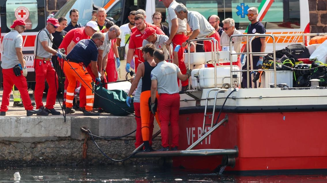 Sopra: ambulanze e operatori sanitari. sul molo per prestare soccorso A sinistra: i sopravvissuti lasciano la Capitaneria di porto