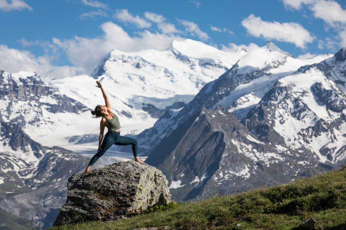 Yoga sullo sfondo delle Alpi svizzere