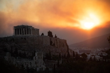 Incendio alle porte di Atene, nuove evacuazioni e gente in fuga. L’Ue invia aiuti, due canadair dall’Italia