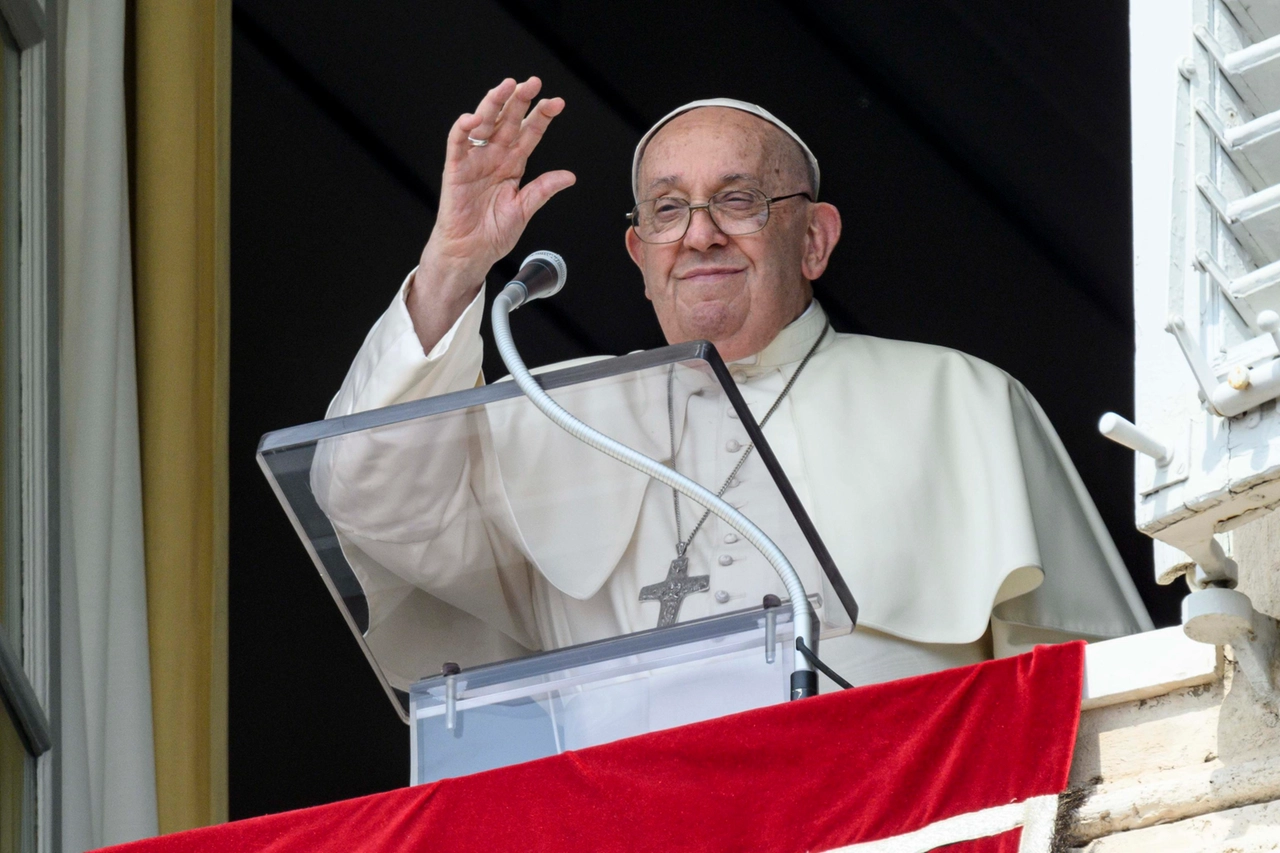 Angelus di Papa Francesco in piazza San Pietro, Città del Vaticano (Ansa)