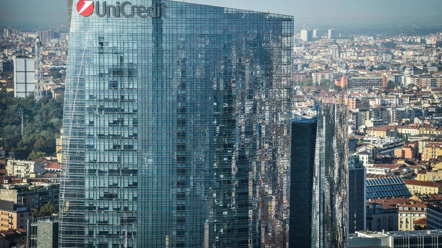 Fitch alza il rating di Unicredit a BBB+, outlook a positivo