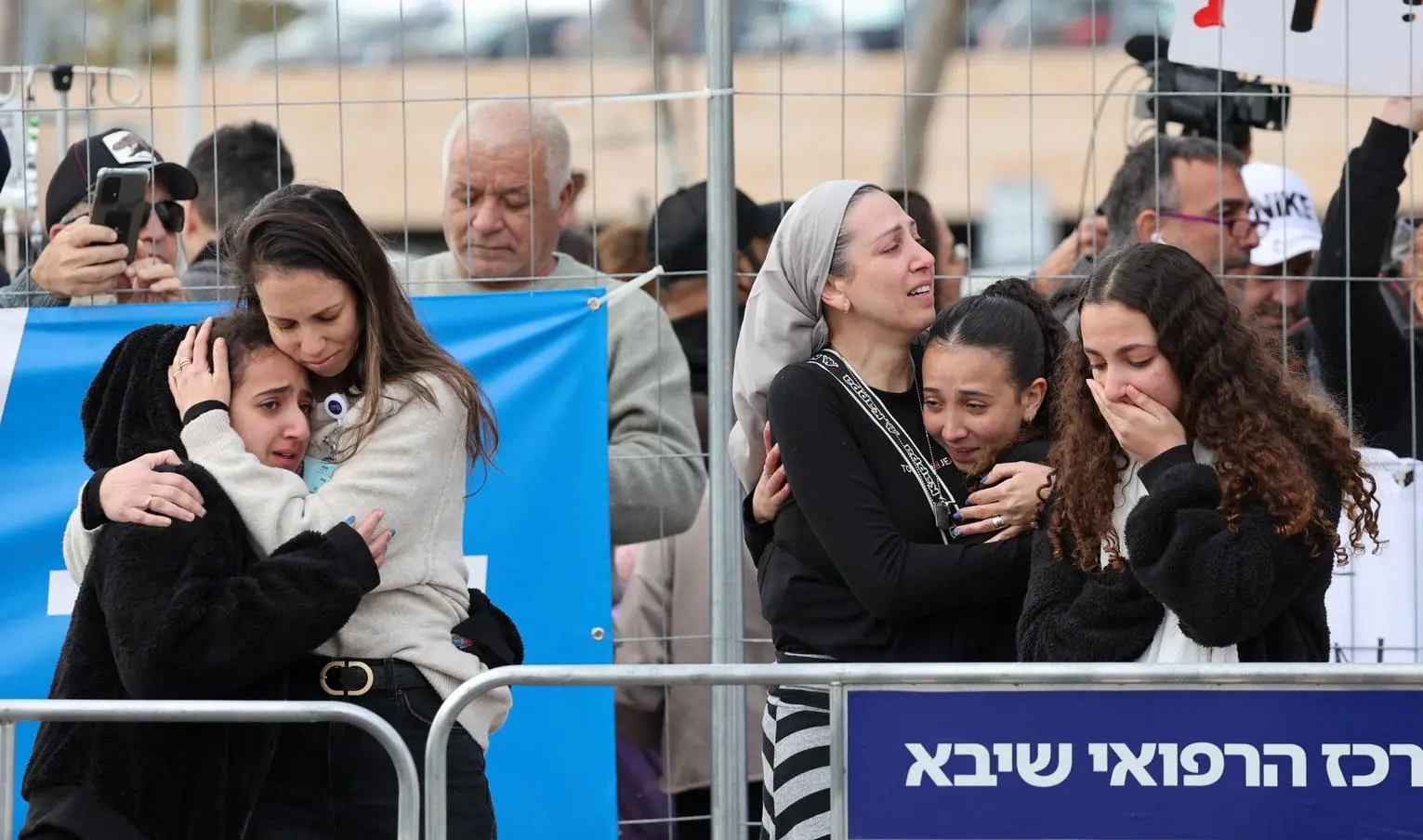 Il macabro show di Hamas. Altri ostaggi liberati ed esibiti. L’ira di Israele: scene da Shoah