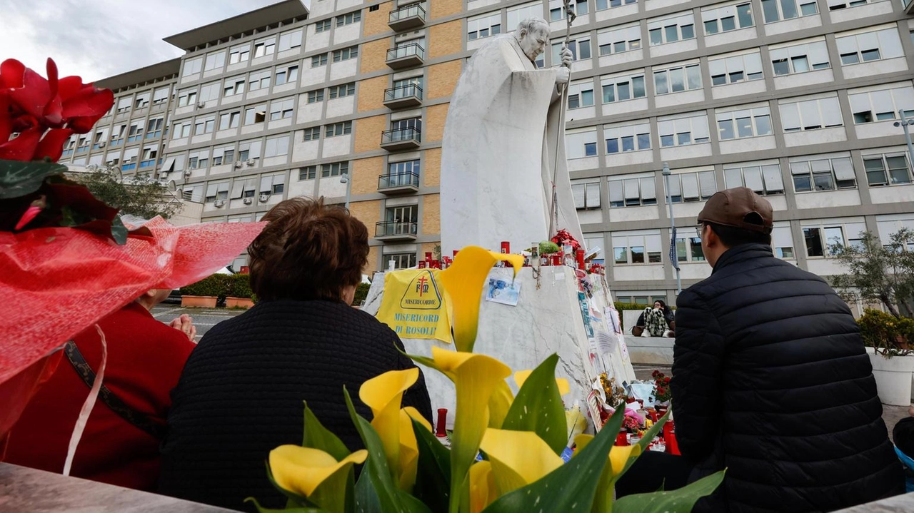 Il Papa si è svegliato bene, ma resterà in ospedale per proseguire la terapia farmacologica a causa del quadro clinico complesso.