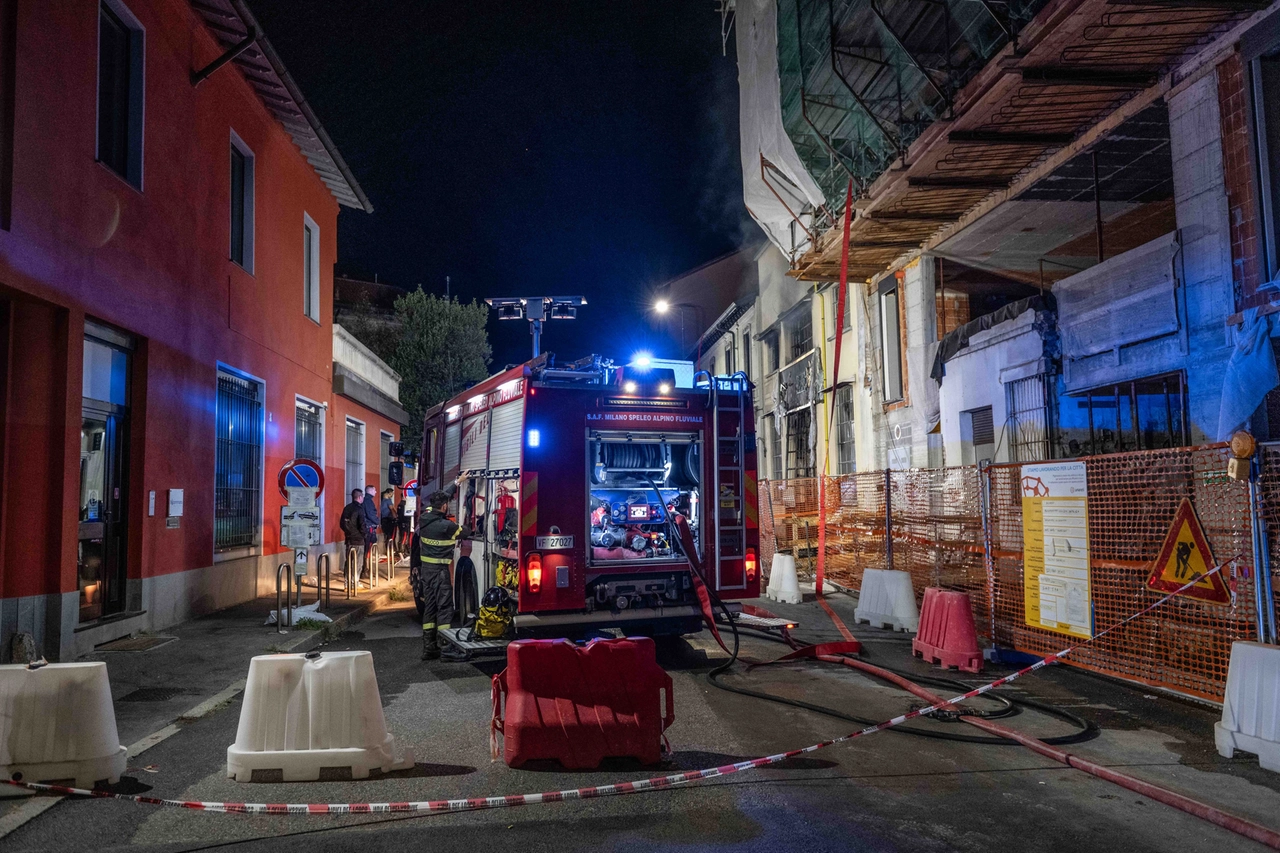 Incendio attivita commerciale via Ermenegildo Cantoni 3 