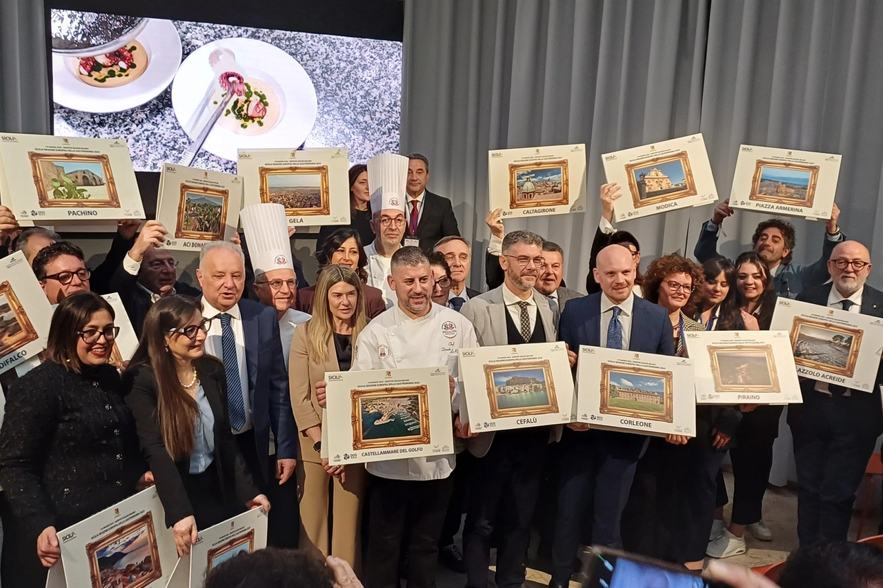 Foto di gruppo a Milano per l'inaugurazione di Sicilia Regione europea della gastronomia 2025