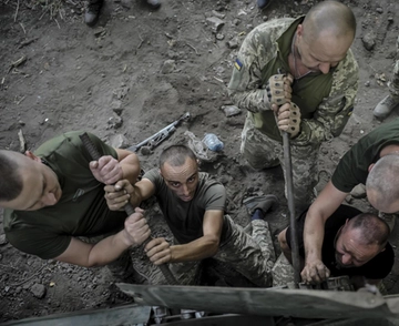 Due eserciti all’attacco. Ucraini nel Kursk, russi nel Donetsk: "Zelensky voleva carte per trattare"