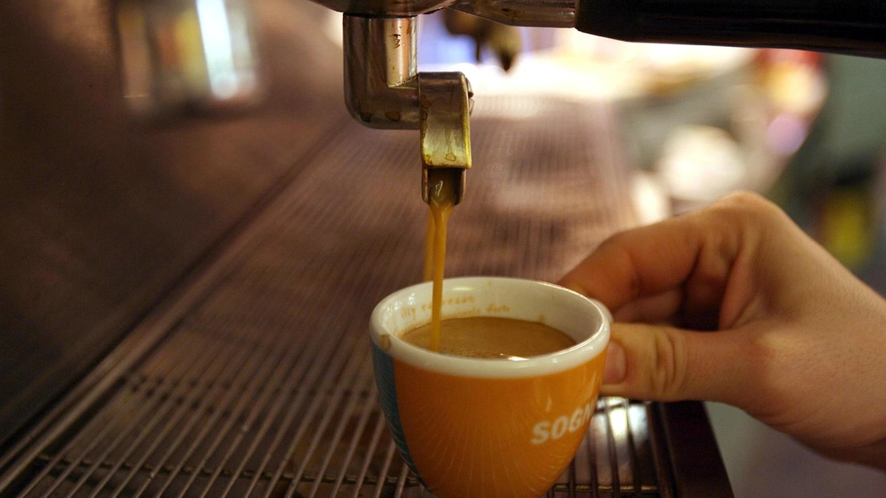 Il prezzo del caffè nei bar italiani continua a salire, raggiungendo un aumento del 20% dal 2021, secondo uno studio del Crc e Assoutenti.