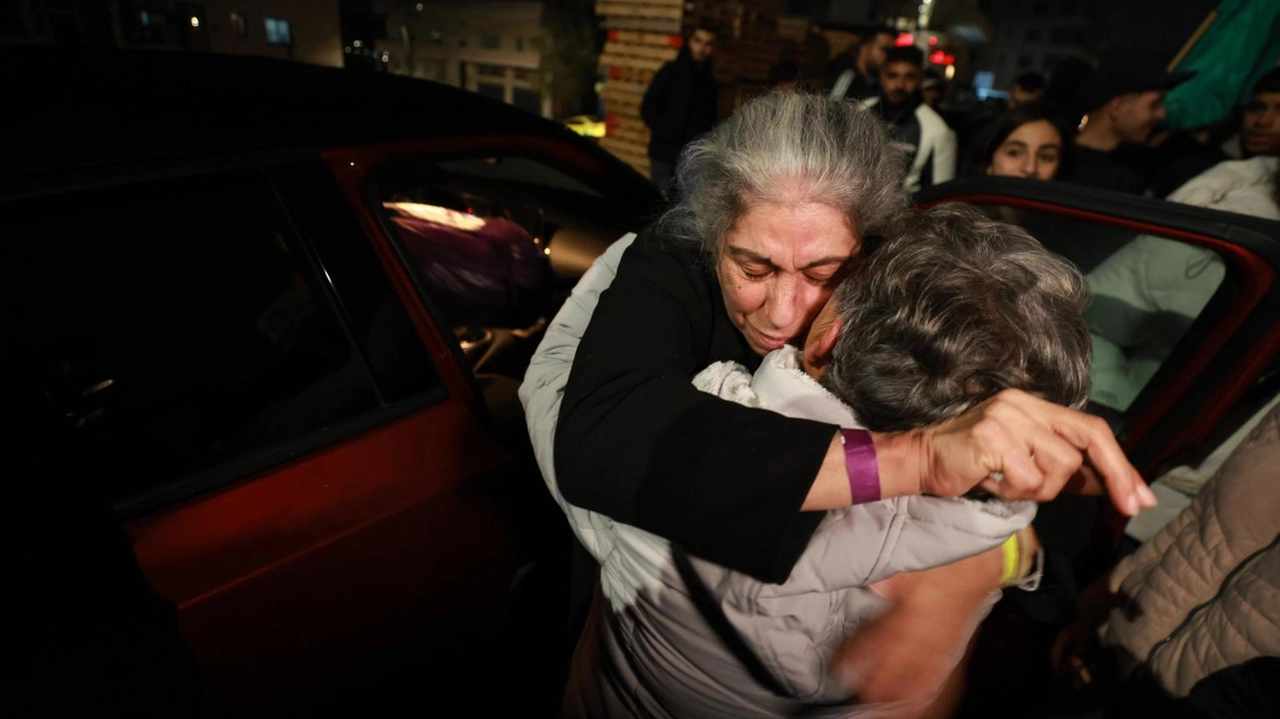 La gioia dei familiari all'uscita dalla prigione di Ofer. Tra i rilasciati, l'attivista Khaleda Jarrar accolta a Ramallah.