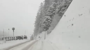 Sondrio, la neve (alla fine) è arrivata: lo spettacolo della Valchiavenna imbiancata