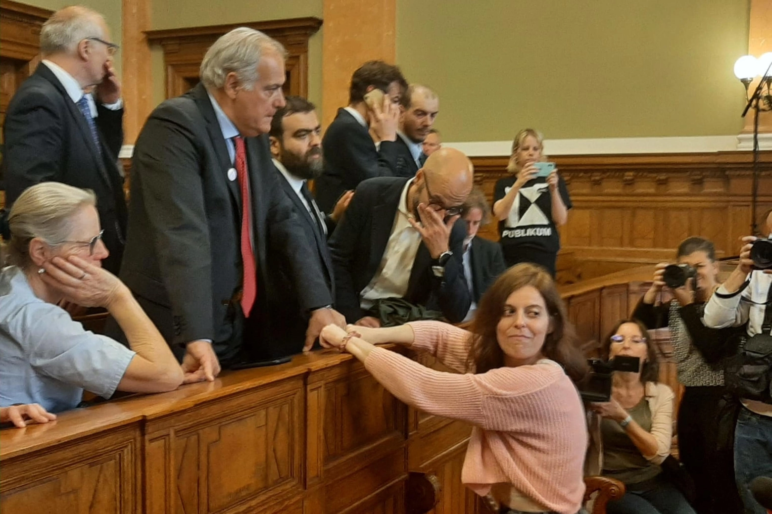 Ilaria Salis in tribunale, per la prima volta senza catene