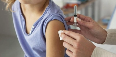 Stop all’obbligo vaccinale per i bambini: bufera sull’emendamento no vax della Lega