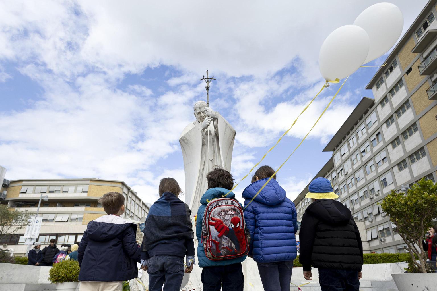 Migliorano le condizioni del Santo Padre: sospesa ventilazione meccanica