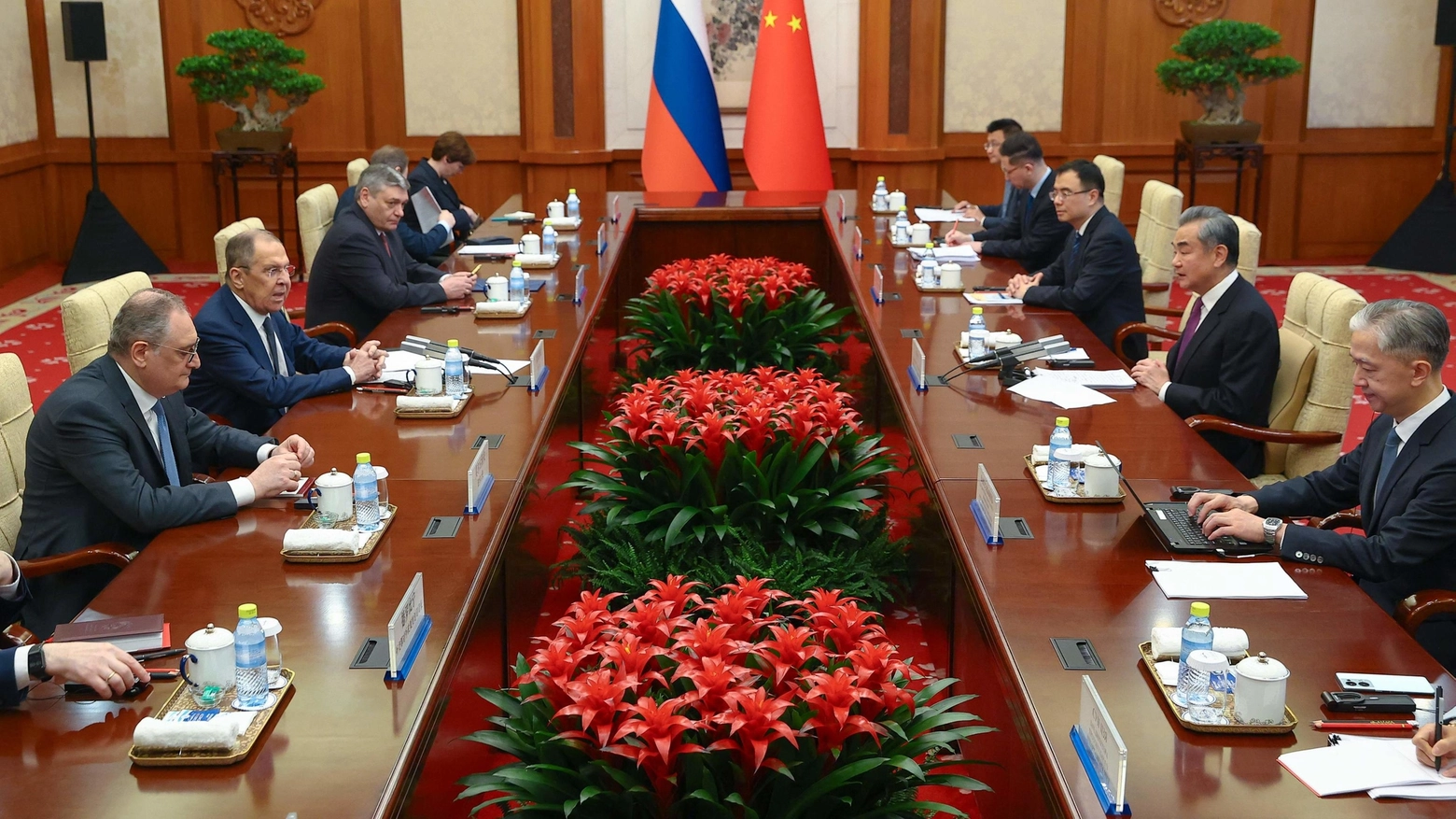 L'incontro tra le diplomazie di Cina e Russia a Pechino (Ansa)