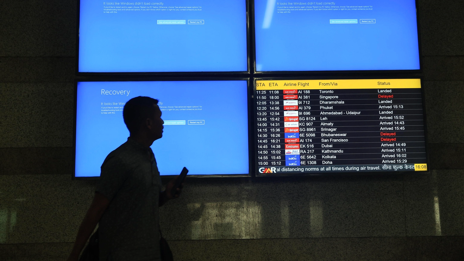 La schermata blu tipica del blocco dei sistemi Windows di Microsof anche in un aeroporto indiano