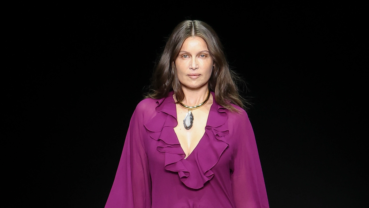 Incanta Laetitia Casta in passerella per Twinset, tra pizzi e chiffon. Da Fendi un tripudio anni ’20 nel nome della pioniera nonna Adele