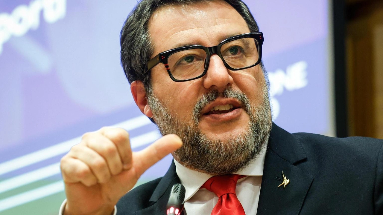 Matteo Salvini promuove la rottamazione delle cartelle esattoriali, sfidando Pd e M5s, per aiutare 20 milioni di italiani.