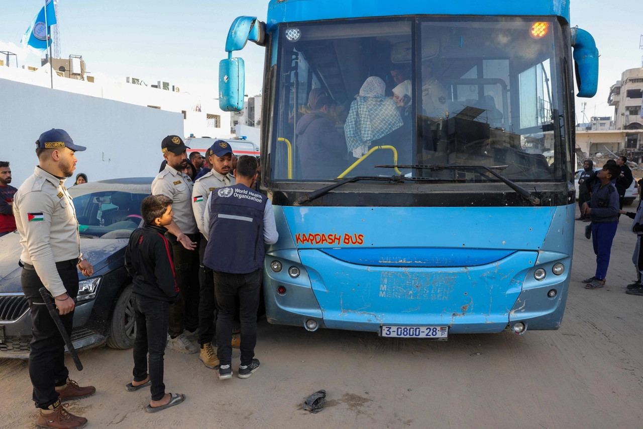 Bus carico di pazienti dell’ospedale al-Shifa di Gaza City in attesa di essere evacuati in Egitto  attraverso il valico di Rafah per essere curati