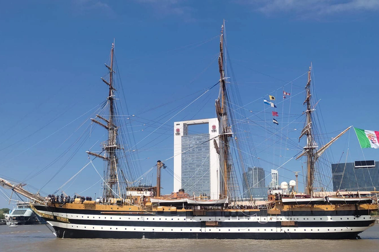 Nave Amerigo Vespucci, Giro del mondo 2024, Buenos Aires