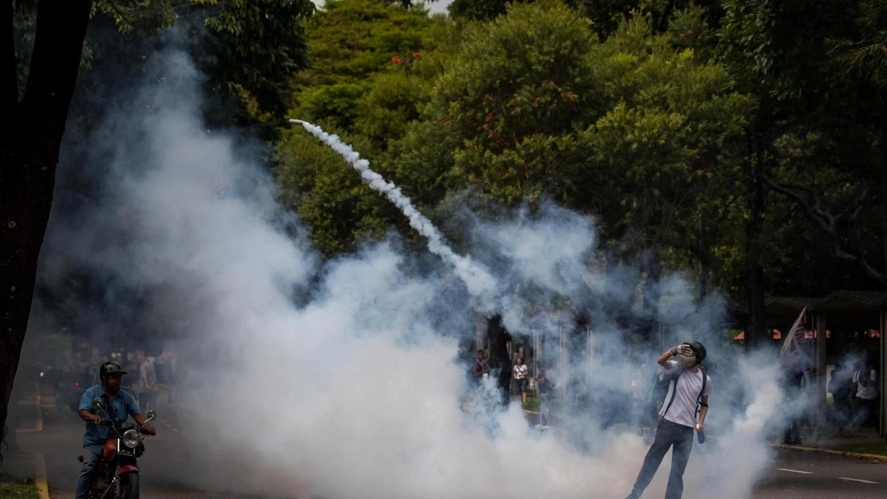 Lacrimogeni e proiettili di gomma per disperdere la protesta