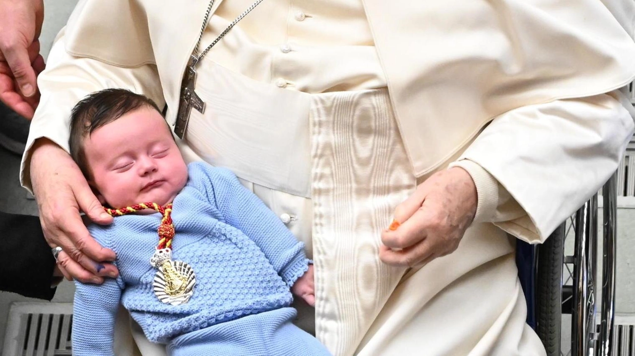 Papa Francesco, 88 anni, tiene un neonato sulle gambe