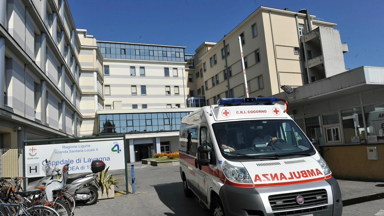 Un'immagine dell'ingresso dell'ospedale di Lavagna (Ansa)