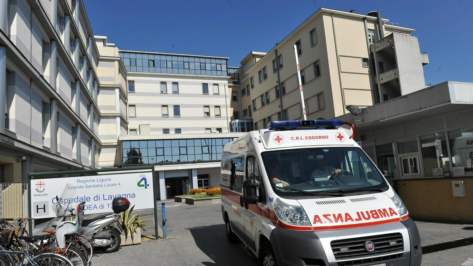 Un'immagine dell'ingresso dell'ospedale di Lavagna (Ansa)