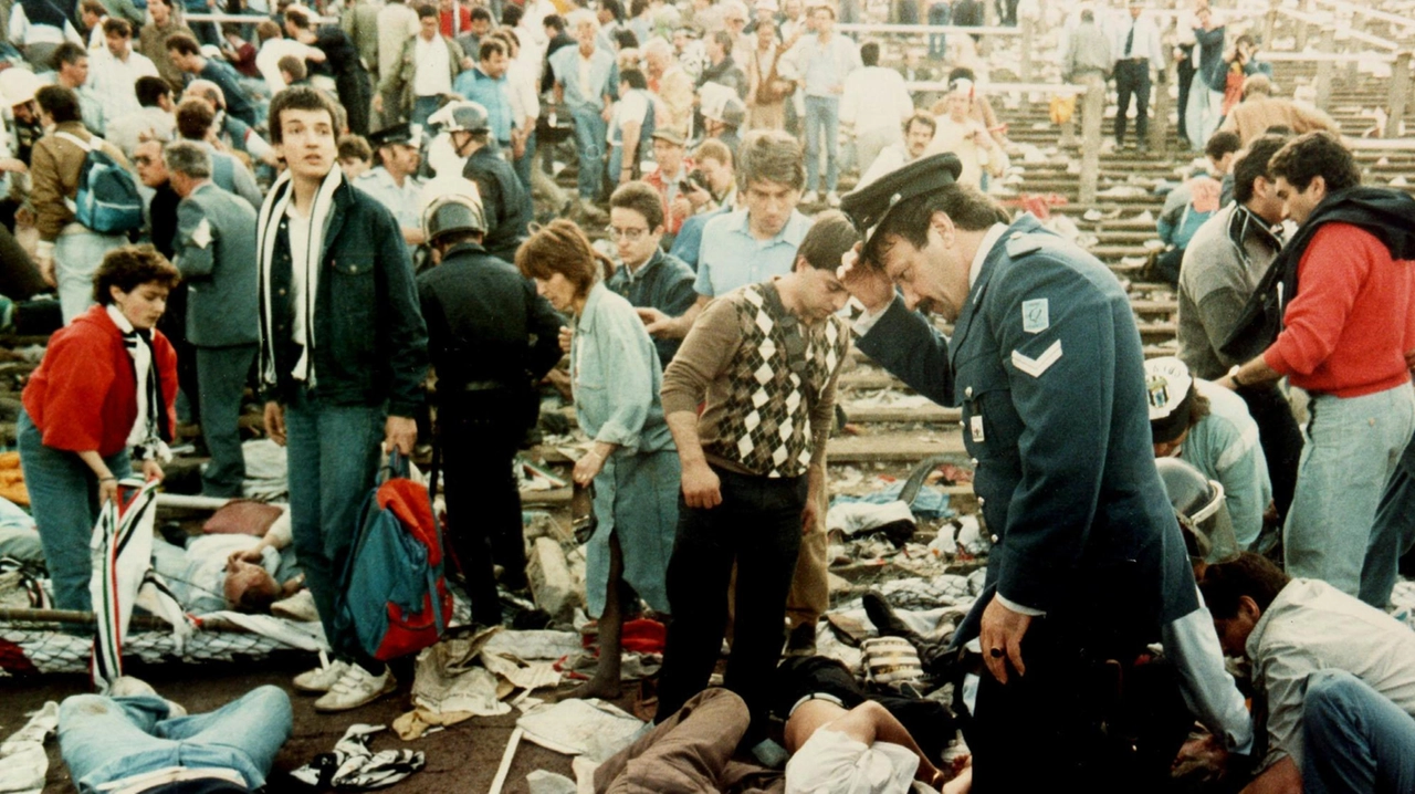 Una foto d'archivio delle persone allo stadio di Heysel, il 29 maggio 1985 (Ansa)