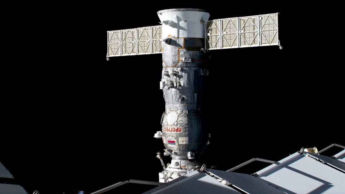 Stazione Spaziale Internazionale, misterioso odore e goccioline galleggianti. Gli astronauti richiudono subito la navetta russa