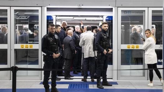 È rimasta sospesa per mezz’ora la circolazione dei treni della M4, la nuova linea della metropolitana di Milano inaugurata l’altro...