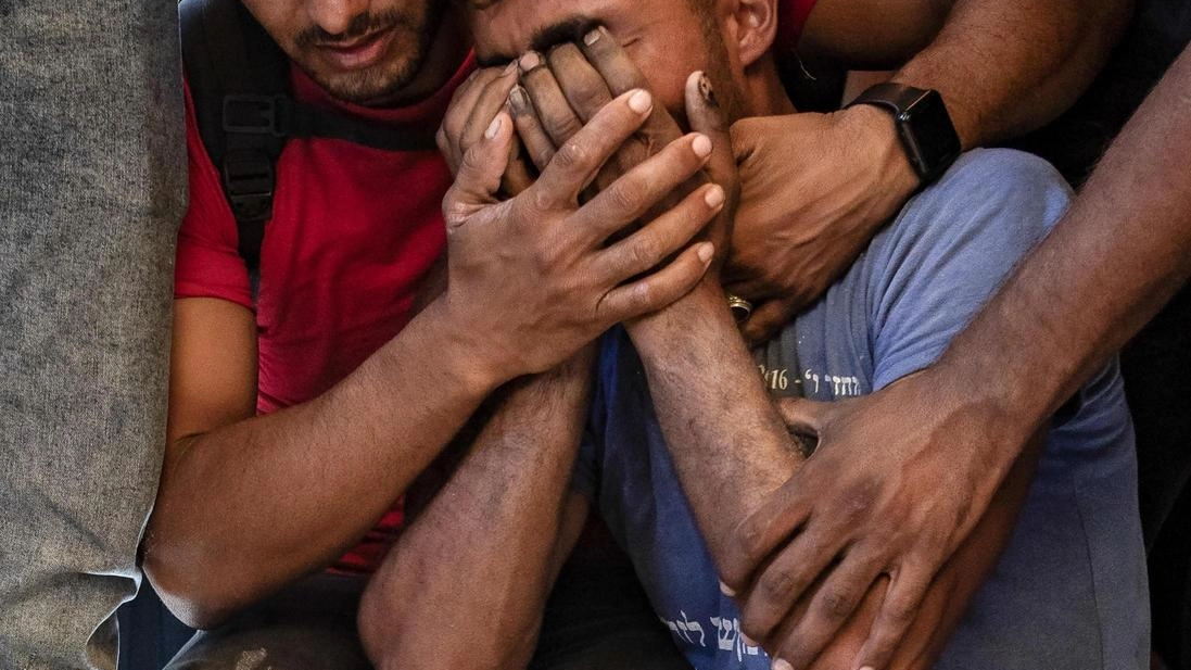 Strage nel campo profughi. Le bombe israeliane sulla tendopoli: 19 morti: "Era una base di Hamas"