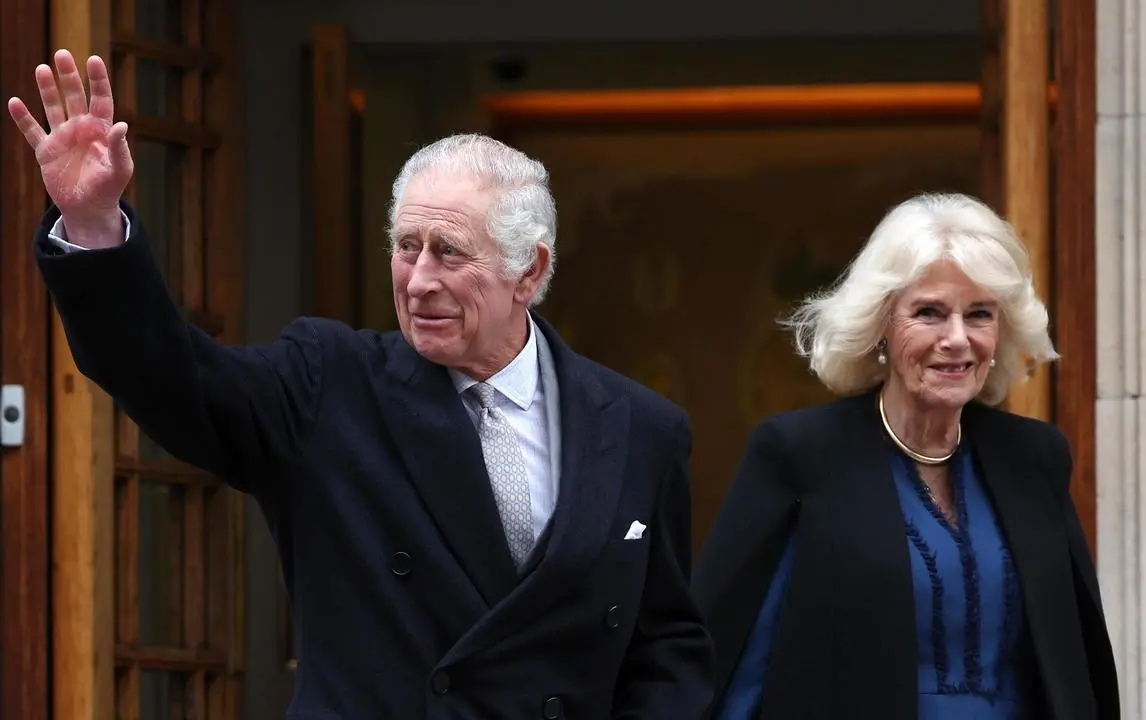 "Non uso più pellicce". Svolta ambientalista per la regina Camilla