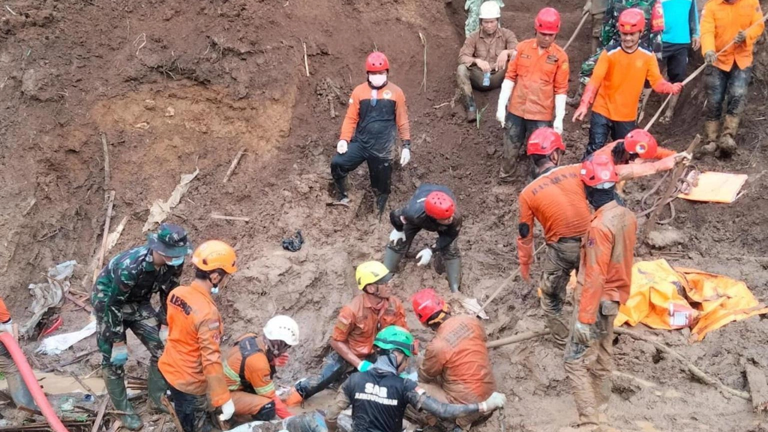 Indonesia: frana in miniera d'oro, 11 morti e 19 dispersi