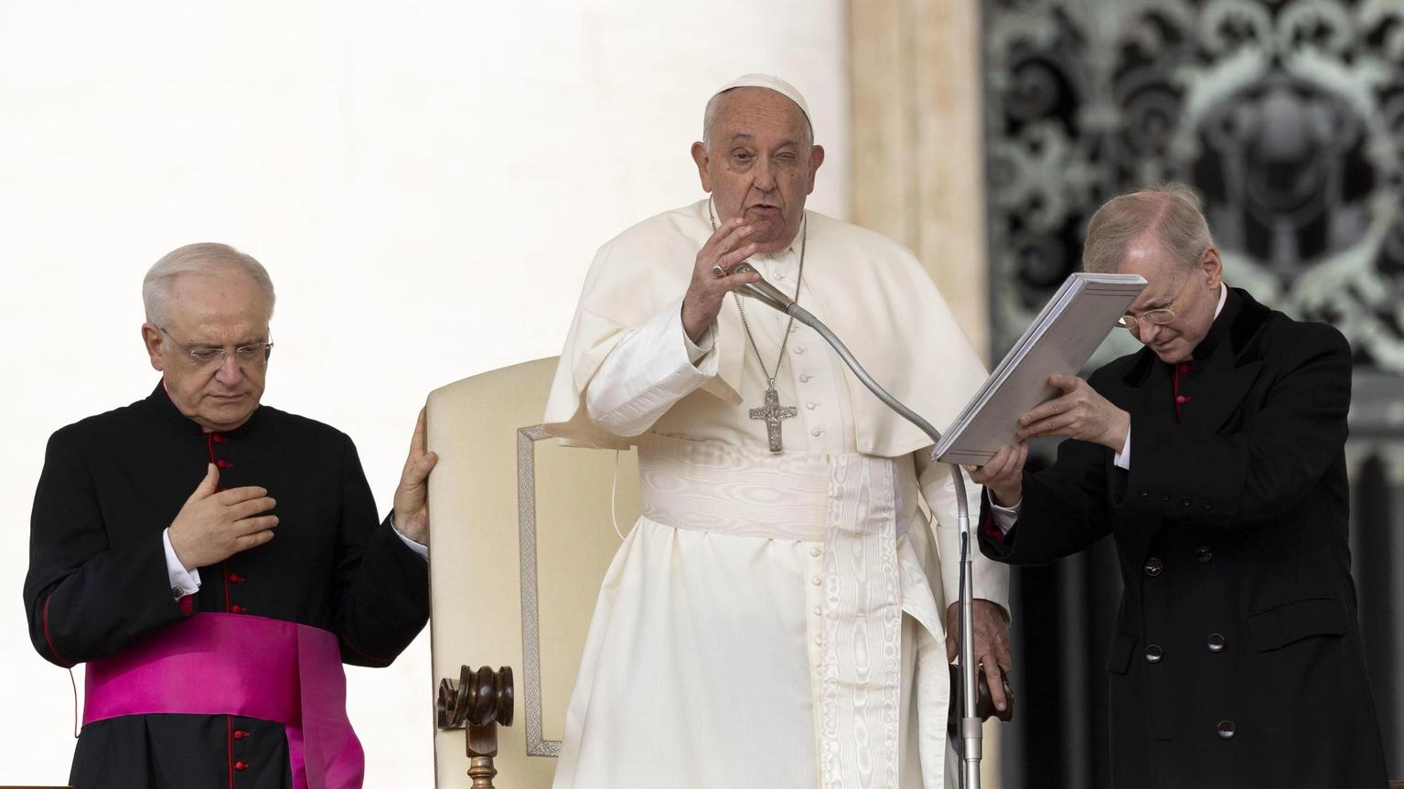 Il Papa, 'nel tempo delle migrazioni stiamo diventando disumani'