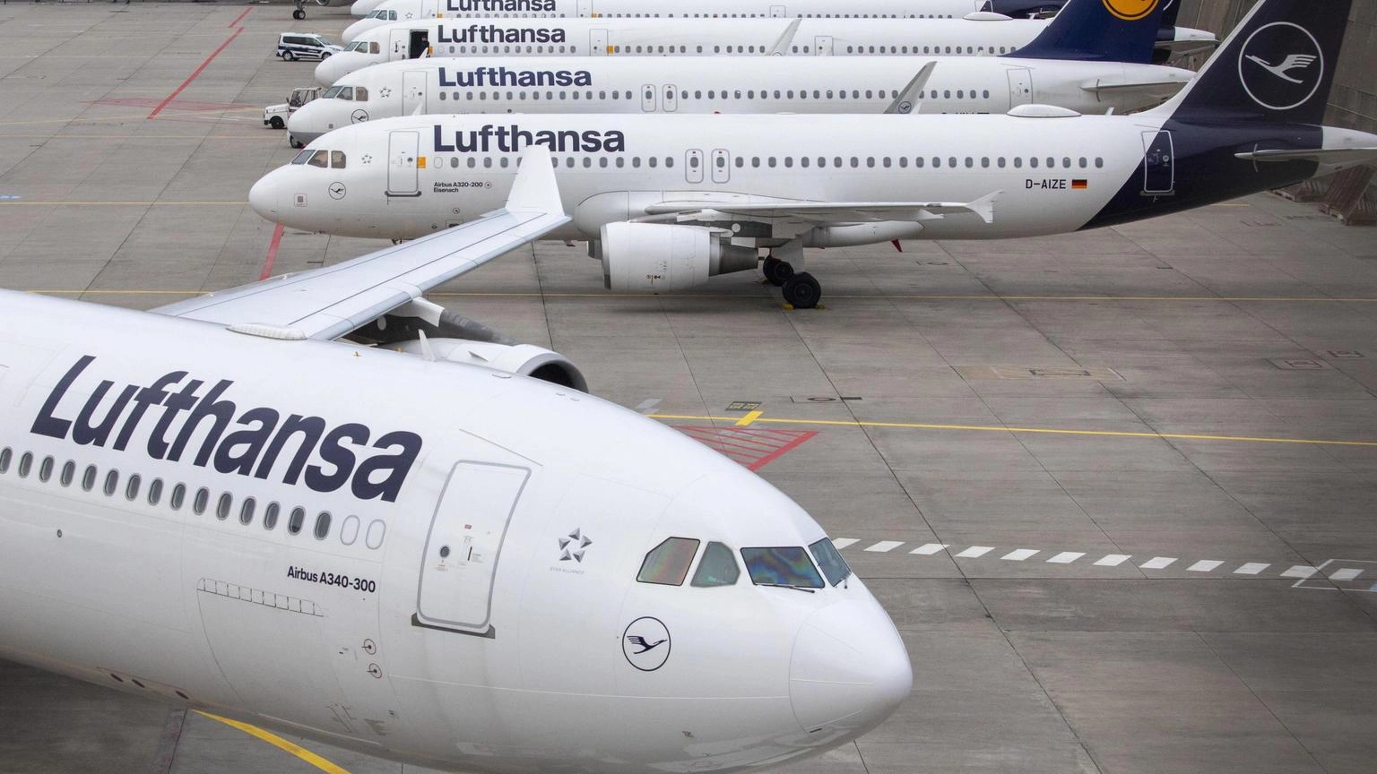 Lufthansa taglia le stime sugli utili, pesano gli scioperi