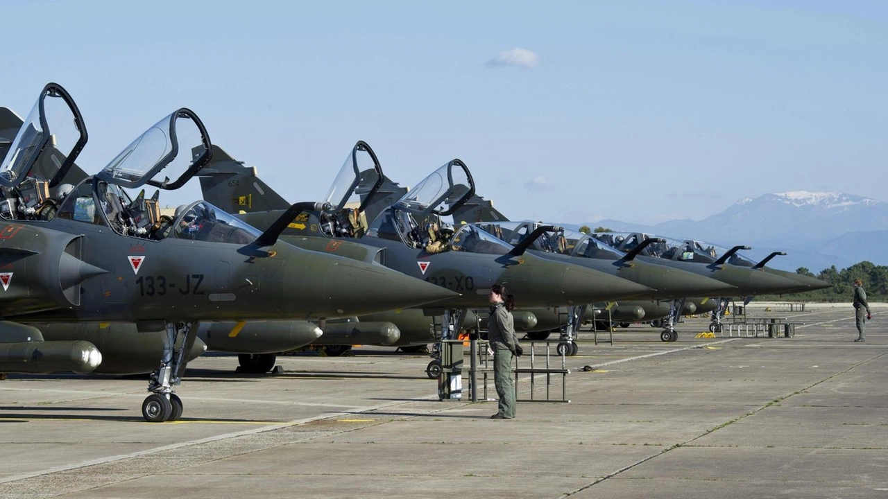 Primi Mirage 2000 francesi arrivati in Ucraina, equipaggiati per missioni aria-terra. Ministro Lecornu: "Difenderanno i cieli ucraini".