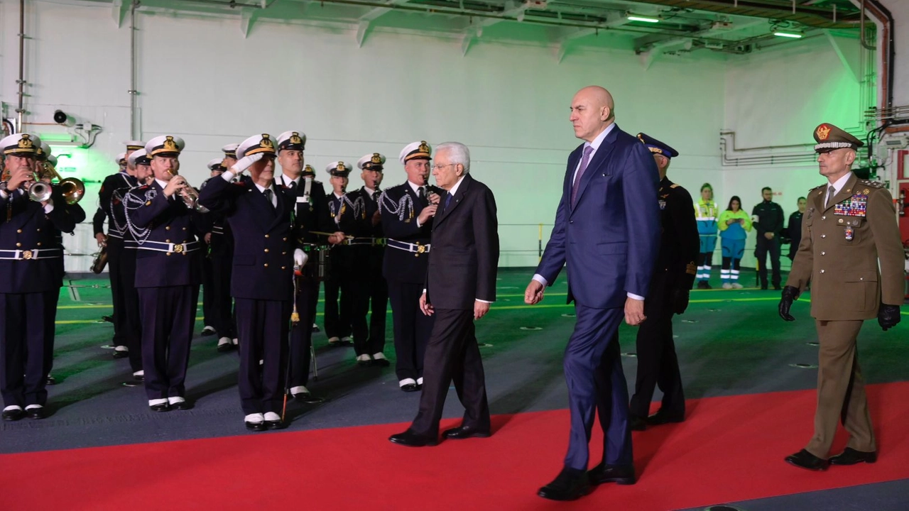 Il presidente della Repubblica Sergio Mattarella e il ministro della Difesa Guido Crosetto all'interno della nave Trieste (Foto Novi)