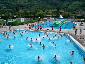 Lido di Egna, fuga di cloro dalla piscina: 12 intossicati, uno è grave