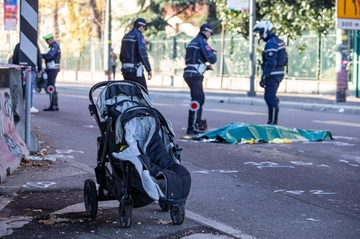 Milano, mamma di 34 anni uccisa da un camion mentre attraversa sulle strisce con i gemellini nel passeggino: arrestato l’autista